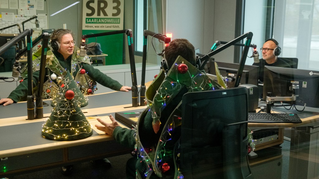 Foto: Michael Friemel und Eberhard Schilling als Tannenbäume im Studio