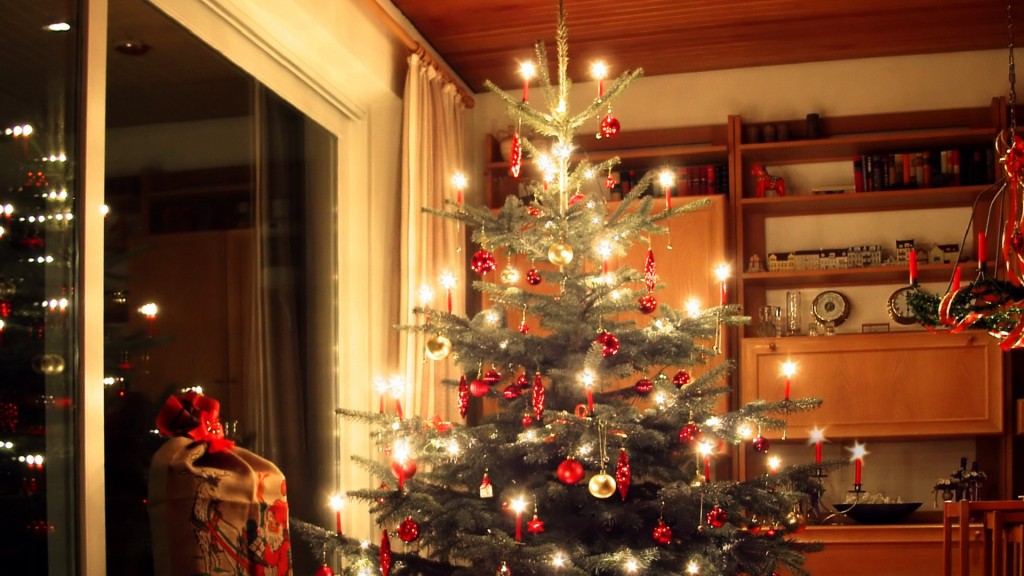 Ein geschmückter Weihnachtsbaum steht im Wohnzimmer