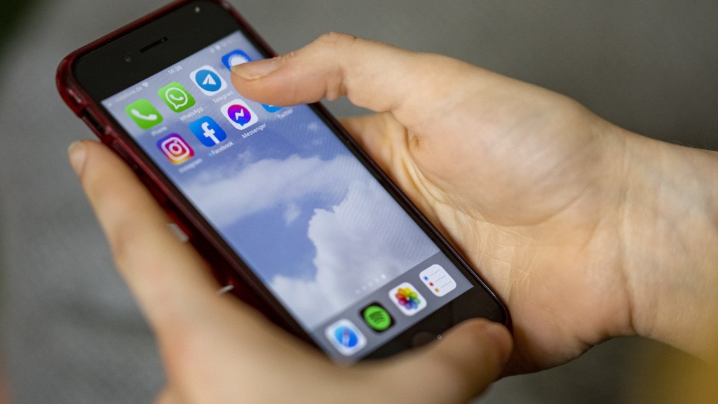 Auf dem Bildschirm eines Smartphones sieht man die Symbole verschiedener Sozialer Medien und Messenger-Dienste.