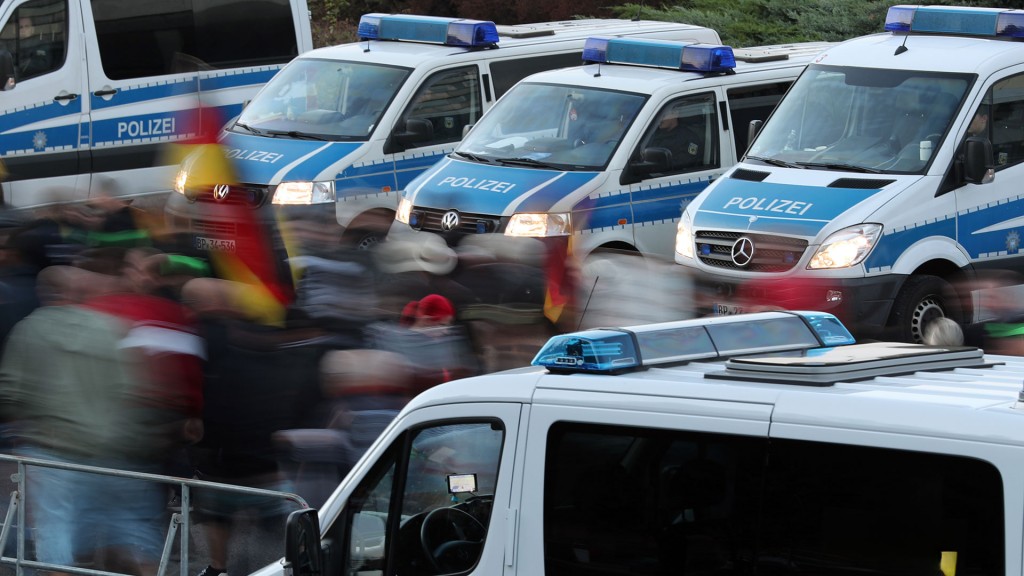 Foto: Polizeieinsatz bei einer Demonstration mit Deutschlandflaggen