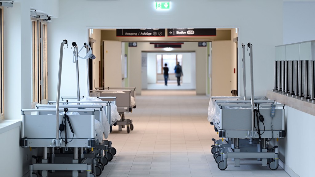 Krankenbetten stehen im Flur einer Klinik