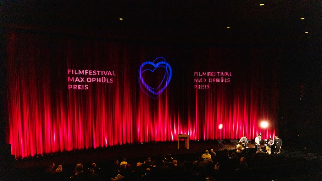 Foto: Max Ophüls Preis. Vorhang mit dem Logo des Festivals.