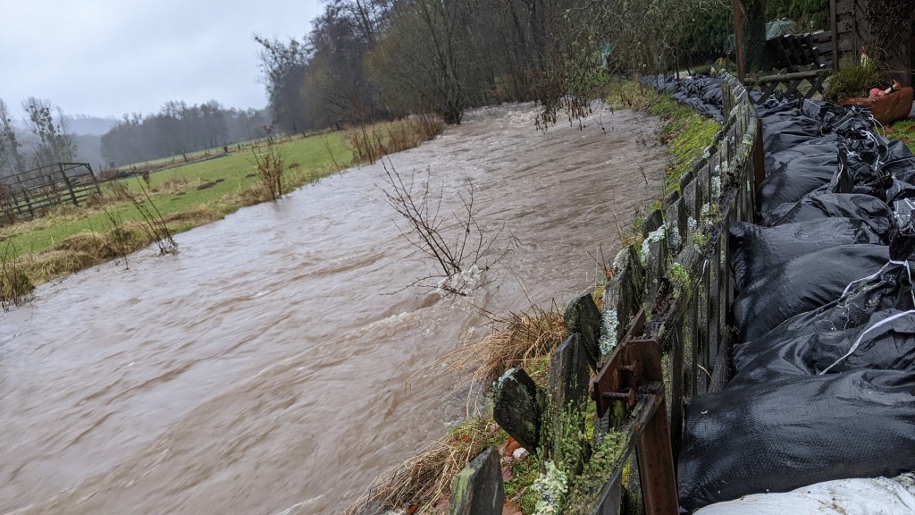 Foto: Sandsätze zum Hochwasserschutz in Primstal