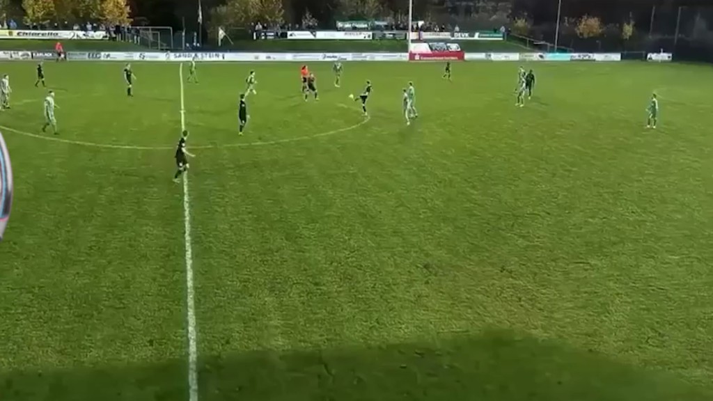 Foto: Die Mannschaft um Corentin Bund vom SV Saar 05 sowie die Gegner laufen über den Fußballplatz.