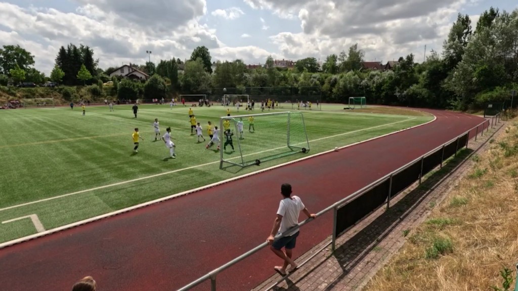 Foto: Aus der Vogelperspektive ist das Spielfeld mit der Mannschaft der JFG Saarlouis/Dirmingen zu sehen, deren Lennox Wegner mit seinem Tor für das Ameteurtor des Jahres 2023 nominiert ist.