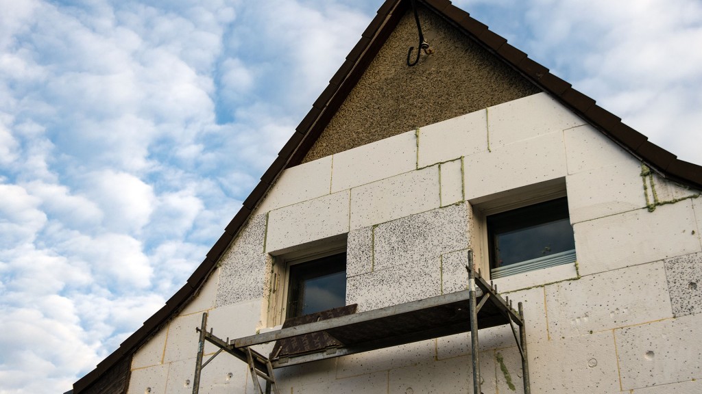 Ein Haus aus den 1930er-Jahren wird mit Polystyrolplatten auf der Außenwand gedämmt