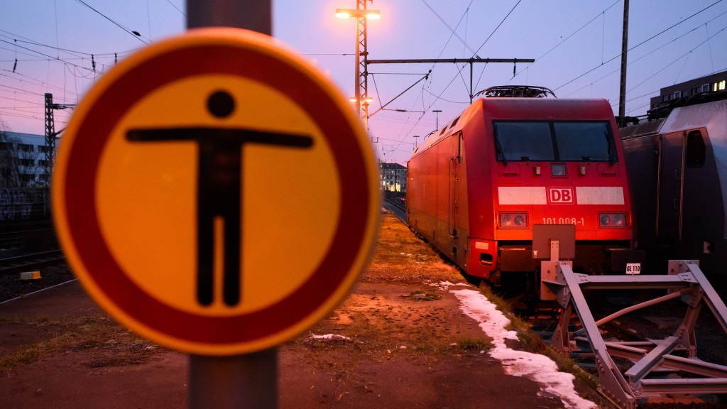 Foto: Bahn der DB steht still in einem bahnhof