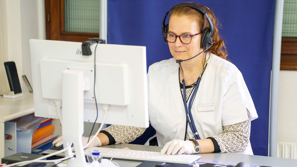 Foto: Ärztin am Telefon