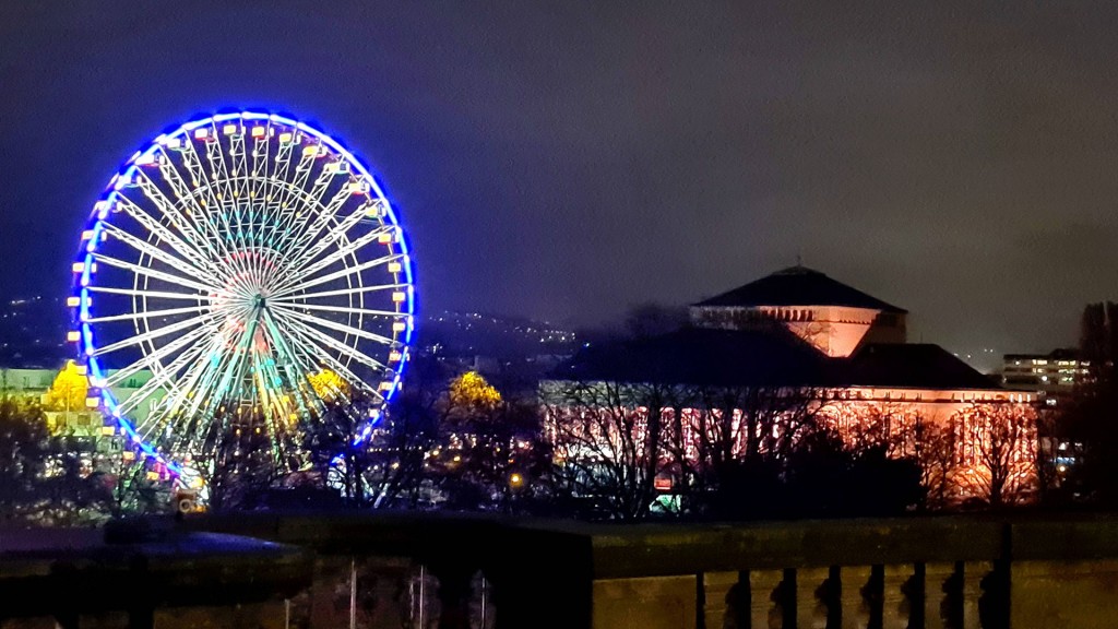 Foto: Das Riesenrad in Saarbrücken auf dem Tbilisser Platz vor dem Staatstheater