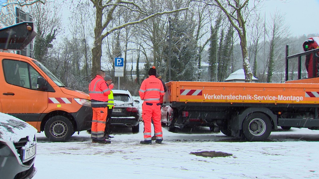 Foto: Bauarbeiter bei Schnee