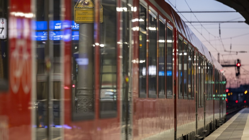 Foto: Ein Regionalzug steht auf einem Bahnsteig