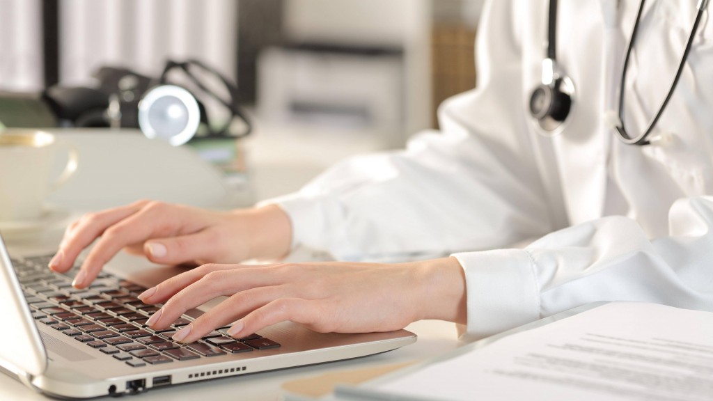 Foto: Die Hände einer Hausärztin auf der Tastatur eines Laptops