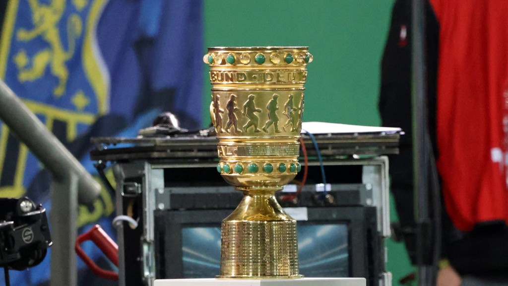 Foto: Der DFB-Pokal steht im Saarbrücker Ludwigsparkstadion 
