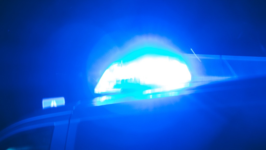 Blautlicht der Polizei bei Nacht