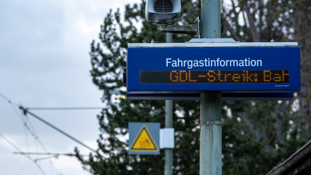 Eine Anzeige an einem Bahnhof weist auf den Lokführerstreik bei der Deutschen Bahn hin.