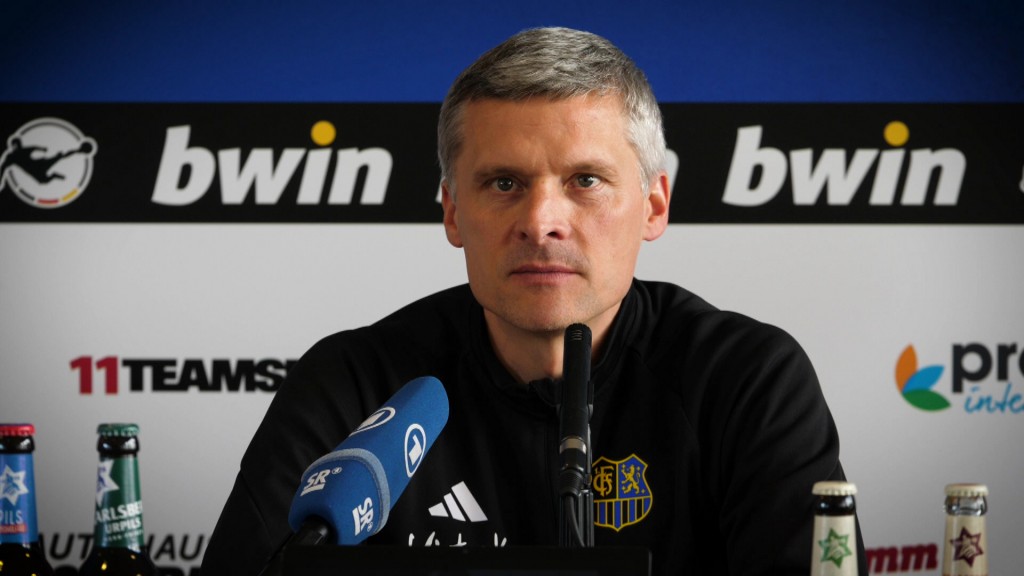 Trainer Rüdiger Ziehl bei Pressekonferenz