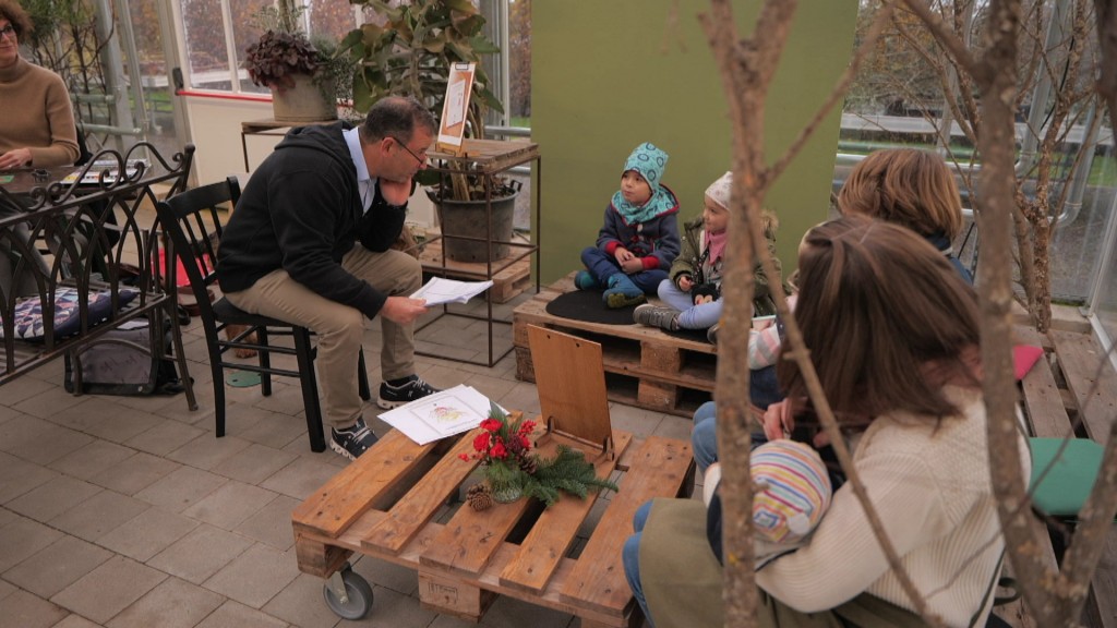 Foto: Ein Mann liest Kindern vor