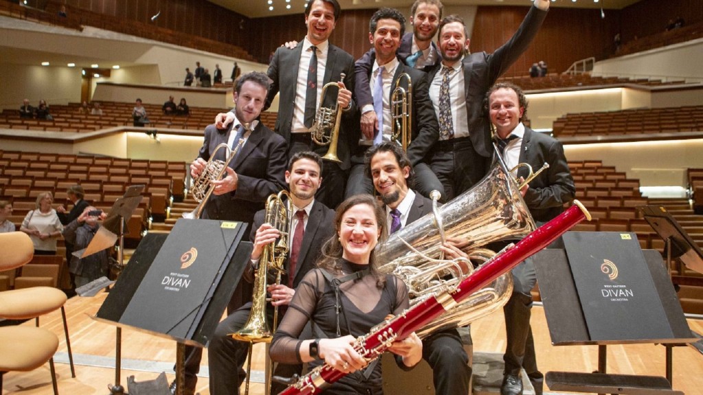 Zenyep Ayaydinli und Musikerkollegen aus dem West Eastern Divan Orchestra in der Berliner Philharmonie