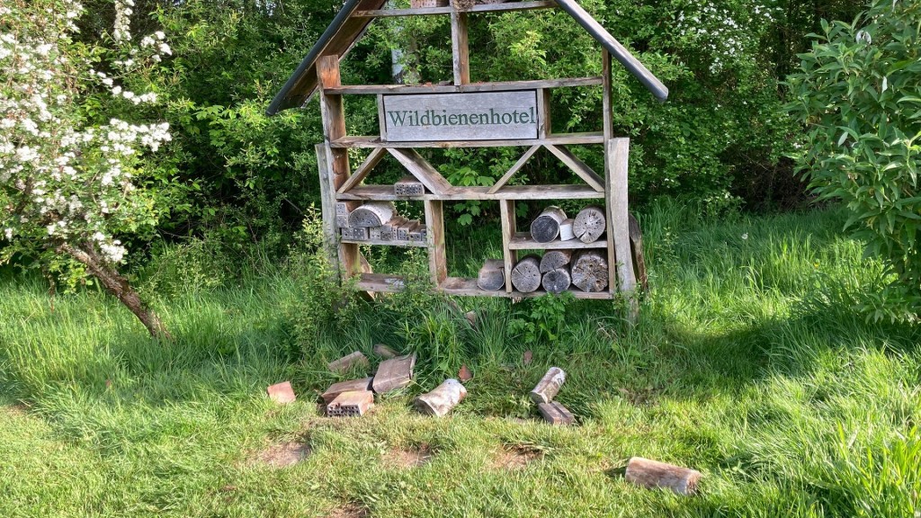 Ein zerstörtes Bienenhotel auf dem Lehrpfad in Geislautern