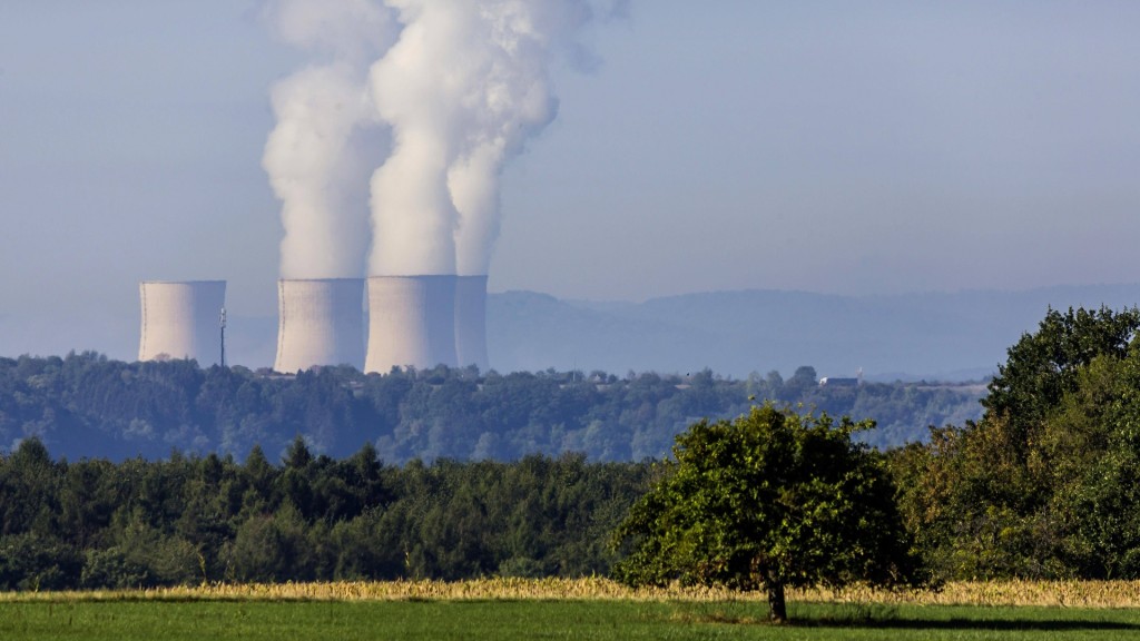 Die Kühltürme des Atomkraftwerks Cattenom aus der Ferne