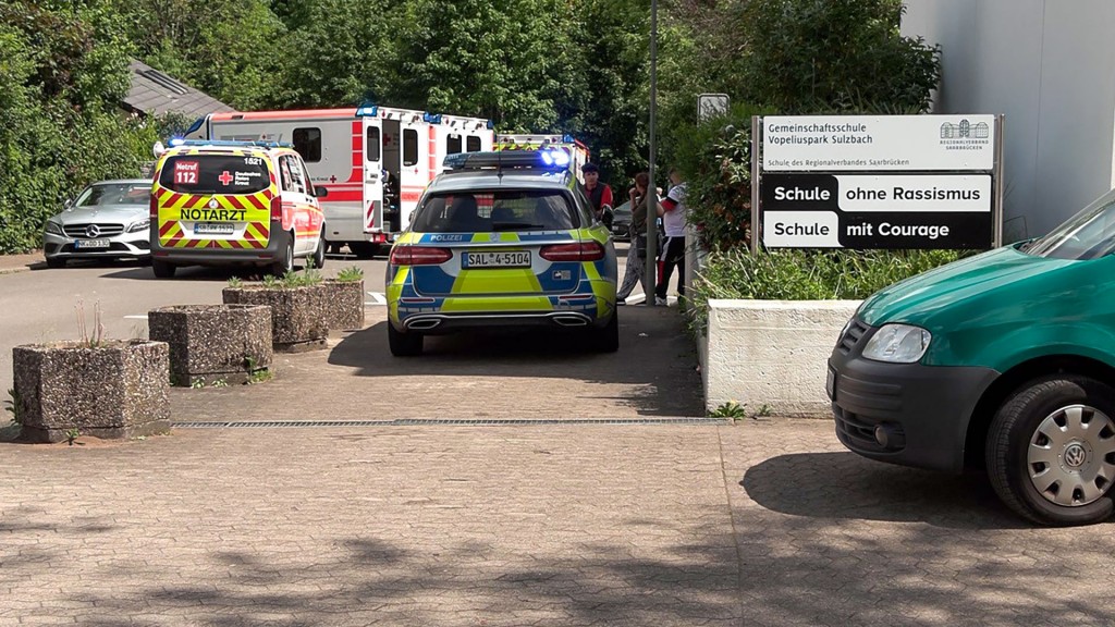 Polizei und Rettungskräfte nach einem Reizgasvorfall in der Gemeinschaftsschule Vopeliuspark Sulzbach