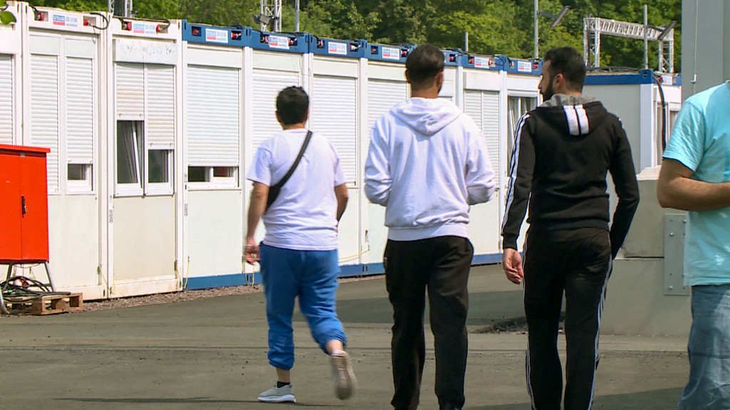 Foto: Erste syrische Geflüchtete ziehen in die Container bei Ensdorf ein