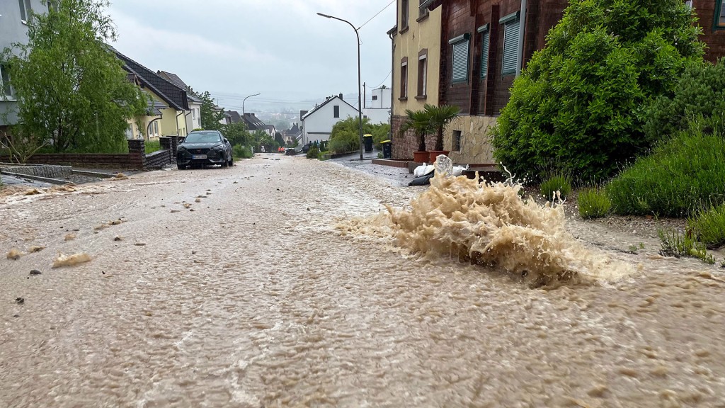 Überflutete Straße bei Starkregen in Kleinblittersdorf