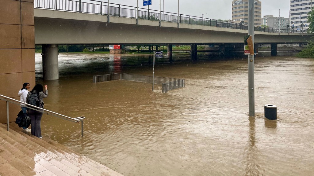 Hochwasser der Saar nach Starkregen an der Berliner Promenade