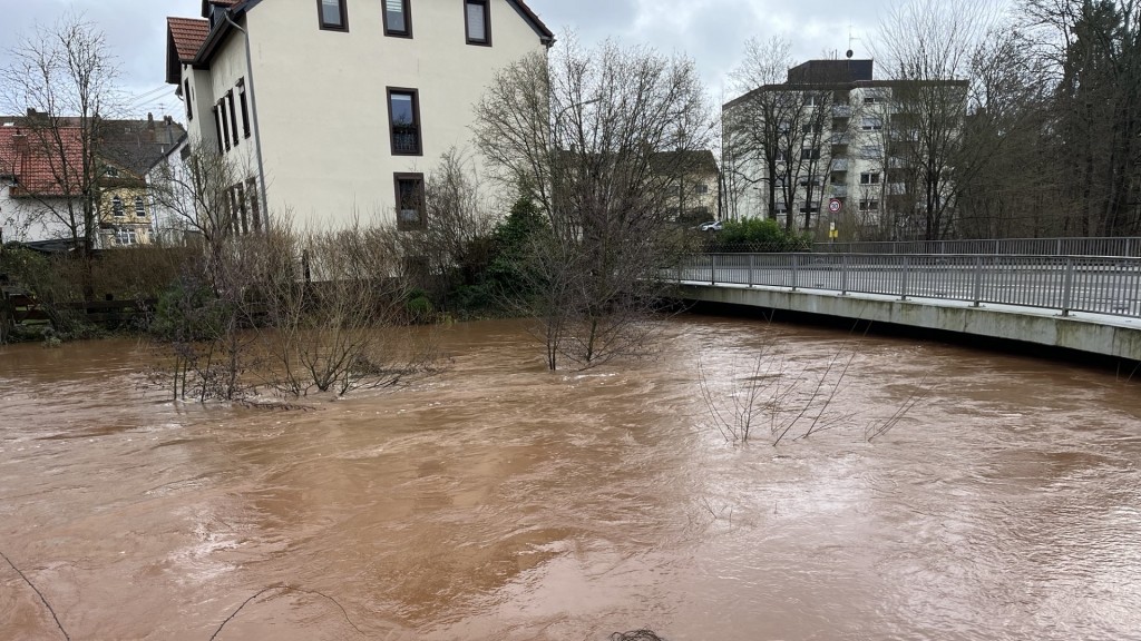 Foto: Die Blies fließt knapp unter einer Brücke in Ottweiler