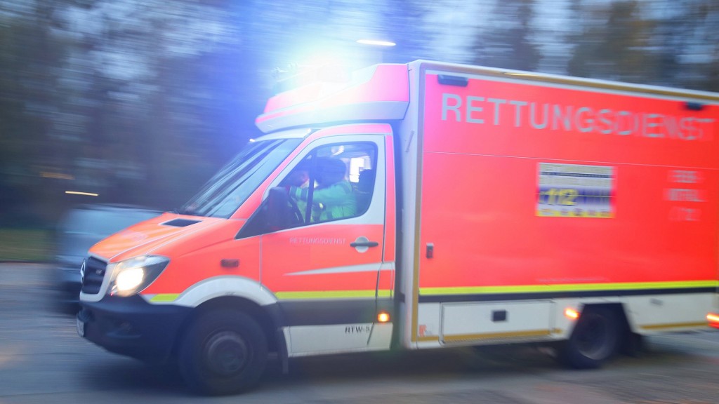 Foto: Rettungswagen mit Blaulicht im Einsatz