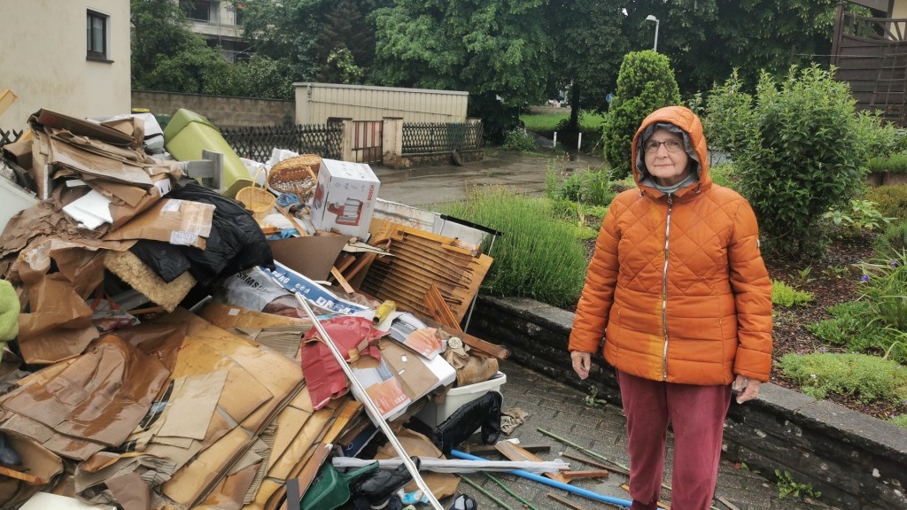 Erika vor dem Berg mit Sperrmüll