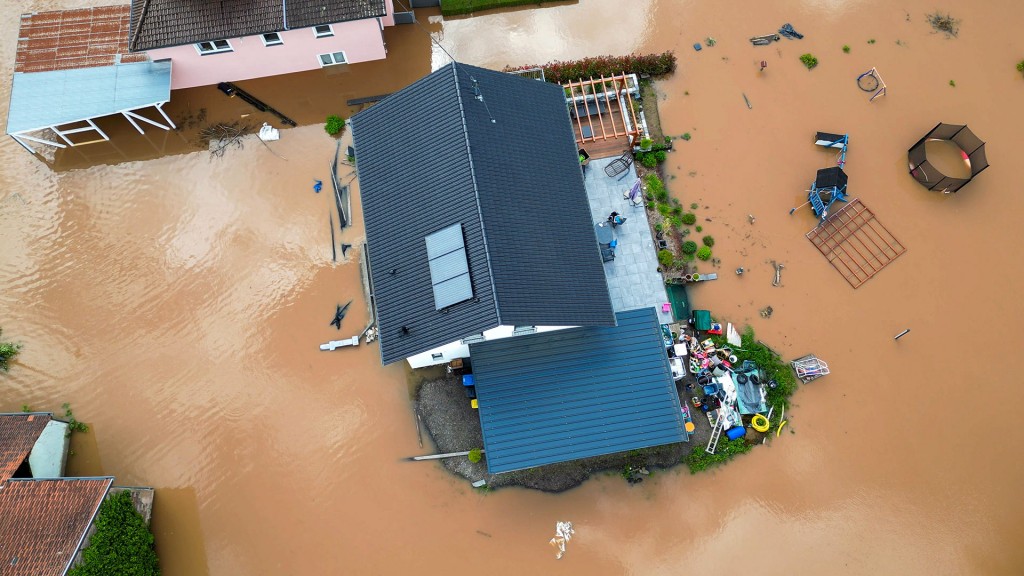 Hochwasser in einer Wohnsiedlung in Blieskastel