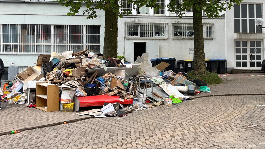 Sperrmüll liegt aufgetürmt in Neunkirchen