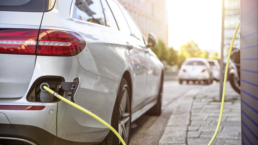 Ein Elektroauto steht an einer Ladestation 