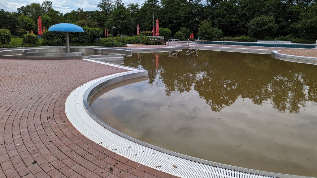 Braune Brühe im Freibad Völklingen