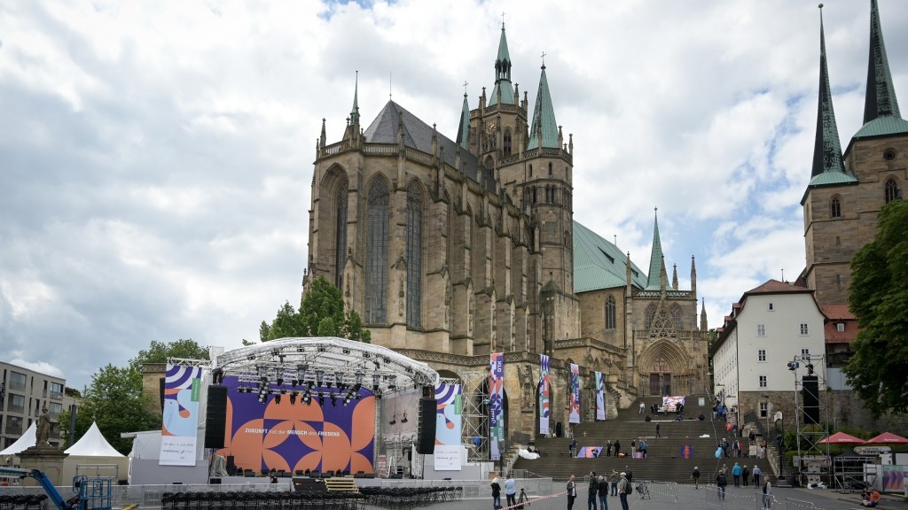 Vor dem Erfurter Dom steht eine Bühne für den Katholiketag