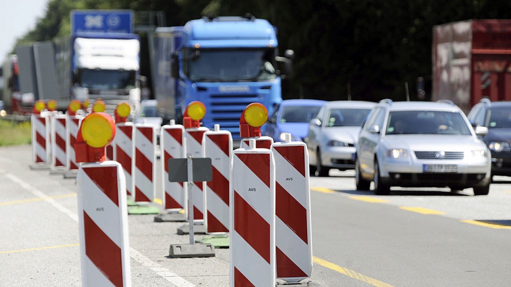 Hohes Verkehrsaufkommen in einem Baustellenabschnitt auf der Autobahn