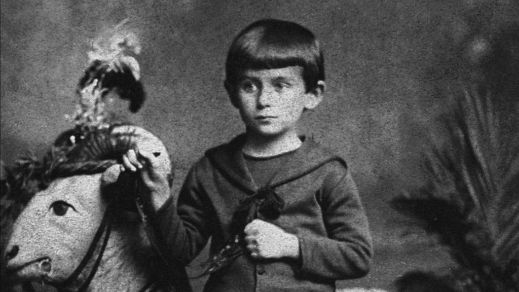 Franz Kafka steht als Kind vor einem Spielzeug (1888).