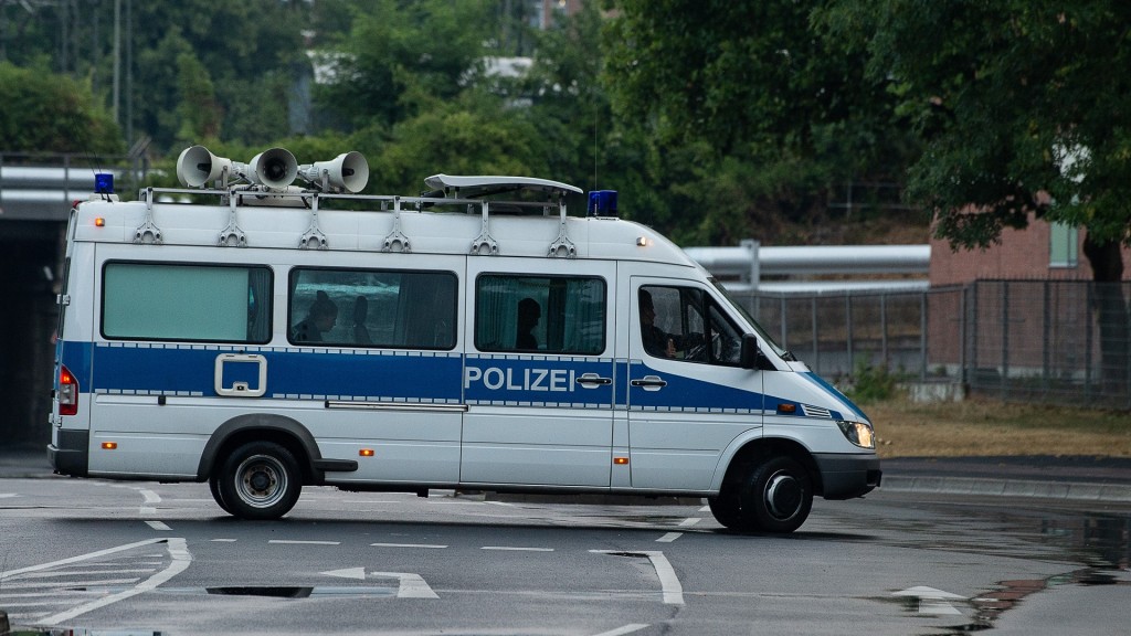 Lautsprecherwagen der Polizei fährt durch das Evakuierungsgebiet