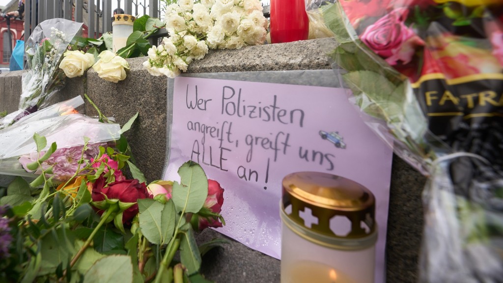 Nach der Messerattacke mit mehreren Verletzten in Mannheim erinnern Kerzen und Blumen an die Opfer