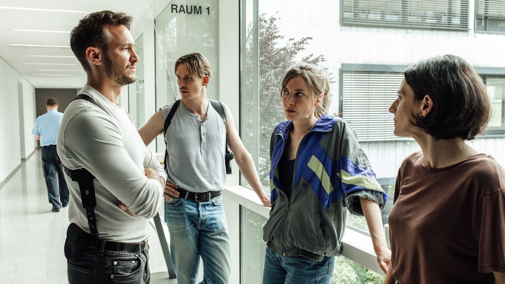 Foto: Szenenfoto aus dem SR-Tatort 'Die Kälte der Erde': Das Ermittlungsteam im Polizeipräsidium Leo Hölzer (Vladimir Burlakov), Adam Schürk (Daniel Sträßer), Pia Heinrich (Ines Marie Westernströer), Esther Baumann (Brigitte Urhausen)