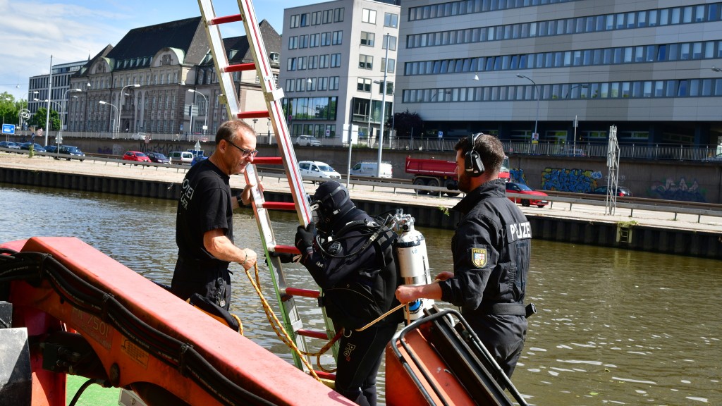 Polizeitaucher im Einsatz auf der Saar