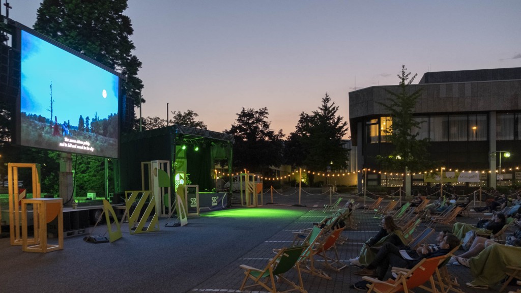 Zuschauer sitzen im Open-Air-Kino