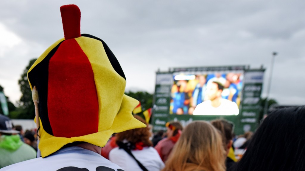 Fußballfans verfolgen beim Public Viewing ein Spiel.