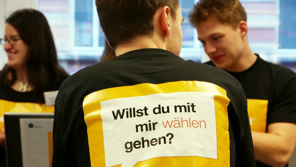 Junge Freiwillige tragen T-Shirts des Wahl-O-Mat