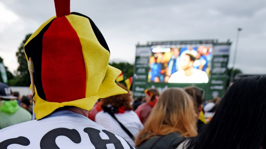 Foto: Fußballfans verfolgen beim Public Viewing ein Spiel.