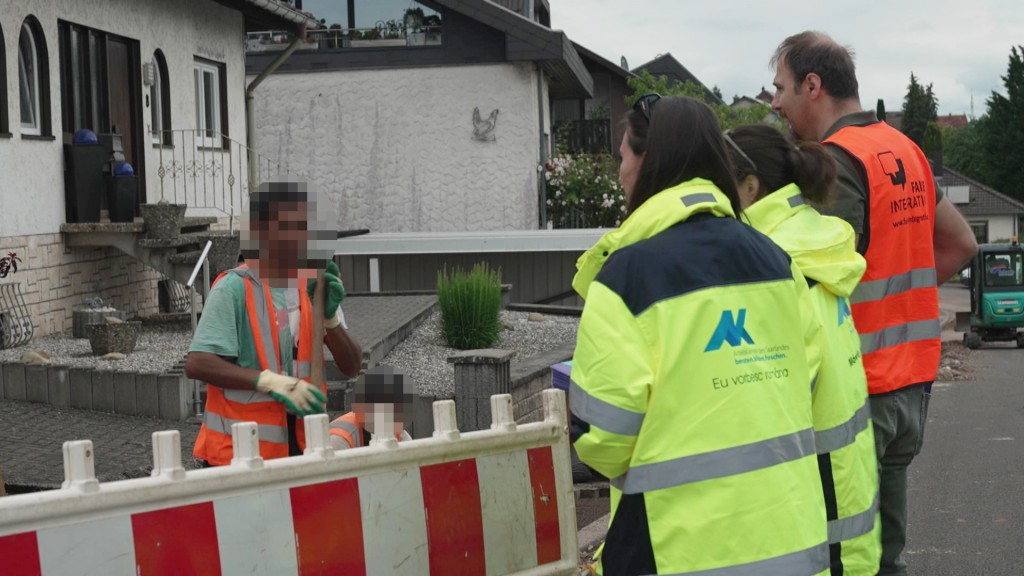 Foto: Berater der Arbeitskammer sprechen mit Arbeitern beim Glasfaserausbau