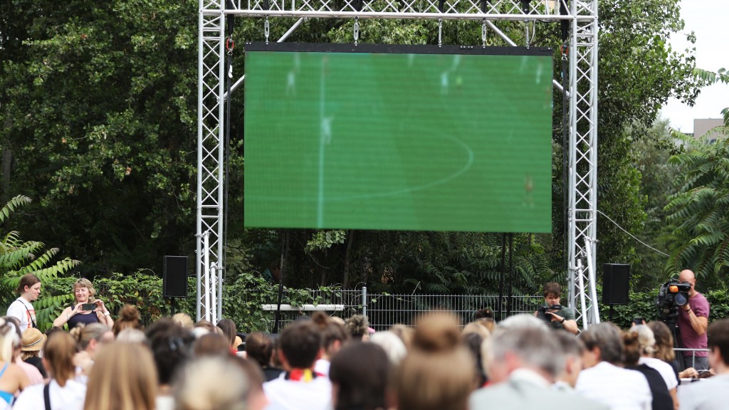 Fußball Public Viewing, Fans vor einer Leinwand