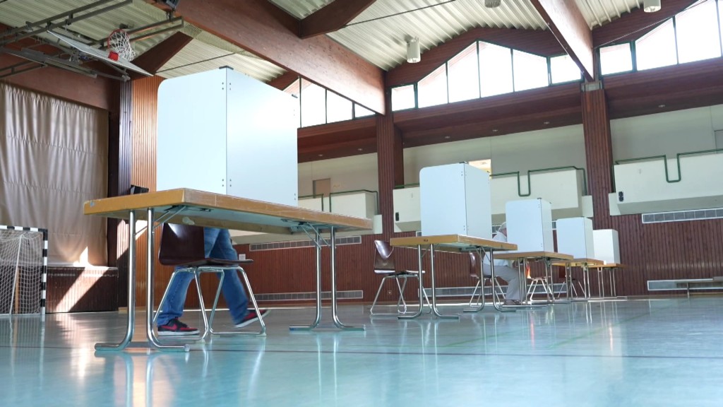 Foto: Wahltisch in einer Turnhalle