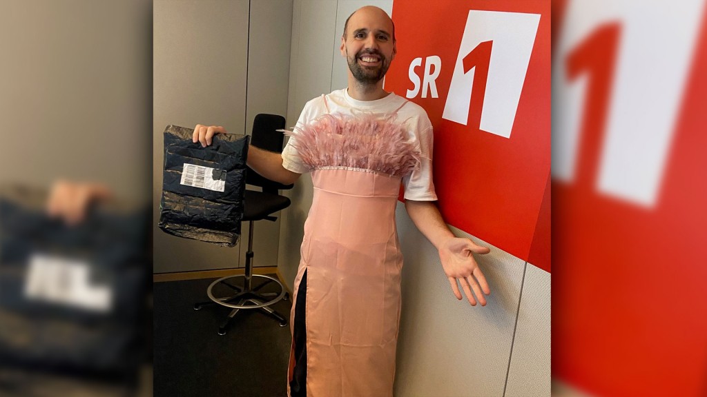 SR 1 Moderator Marc-André mit Ü-Kleid aus einer Mystery Box